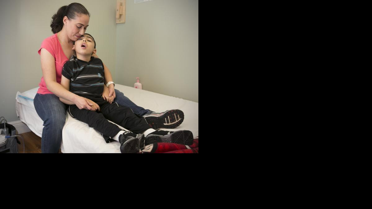 
Nancy Peruyero y su hijo Nicolás, que sufre de convulsiones mioclónicas a diario, luego de una sesión de terapia física.


