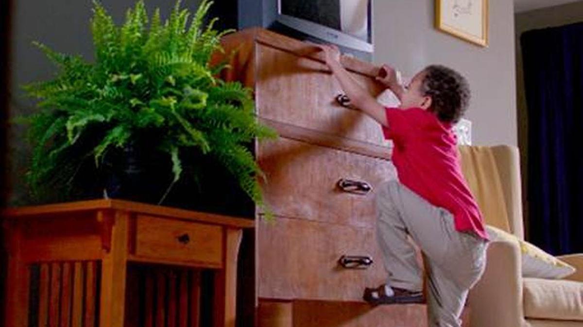 A los niños les gusta treparse a los muebles. Para ellos, la casa es un lugar de recreo. Por eso, la CPSC exhorta a adoptar una serie de ‘sencillas y económicas medidas’ para evitar tragedias.