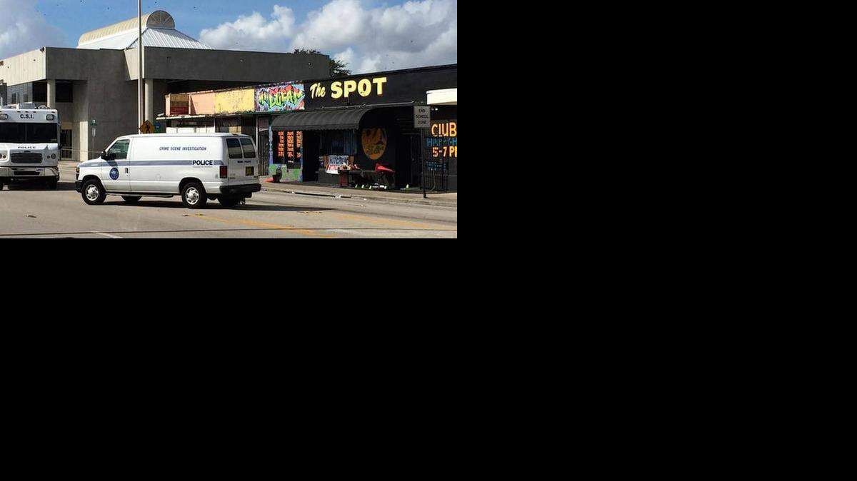 
Quince personas, de entre 11 a 25 años , fueron baleadas — por lo menos una se encuentra estado crítico — durante una fiesta la madrugada del domingo en un club nocturno de Miami, según informó la policía.

