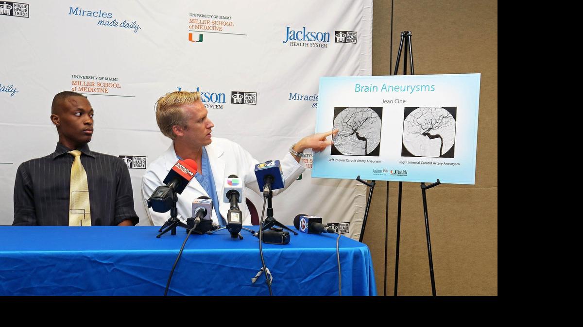 
El Doctor Eric Peterson, neurocirujano de hospital de la Universidad de Miami/Jackson , dijo en conferencia de prensa que el tamaño y la ubicación de los aneurismas ponían a Jean Cine (izq.) en peligro de sufrir una hemorragia nasal potencialmente letal si hubieran reventado.

