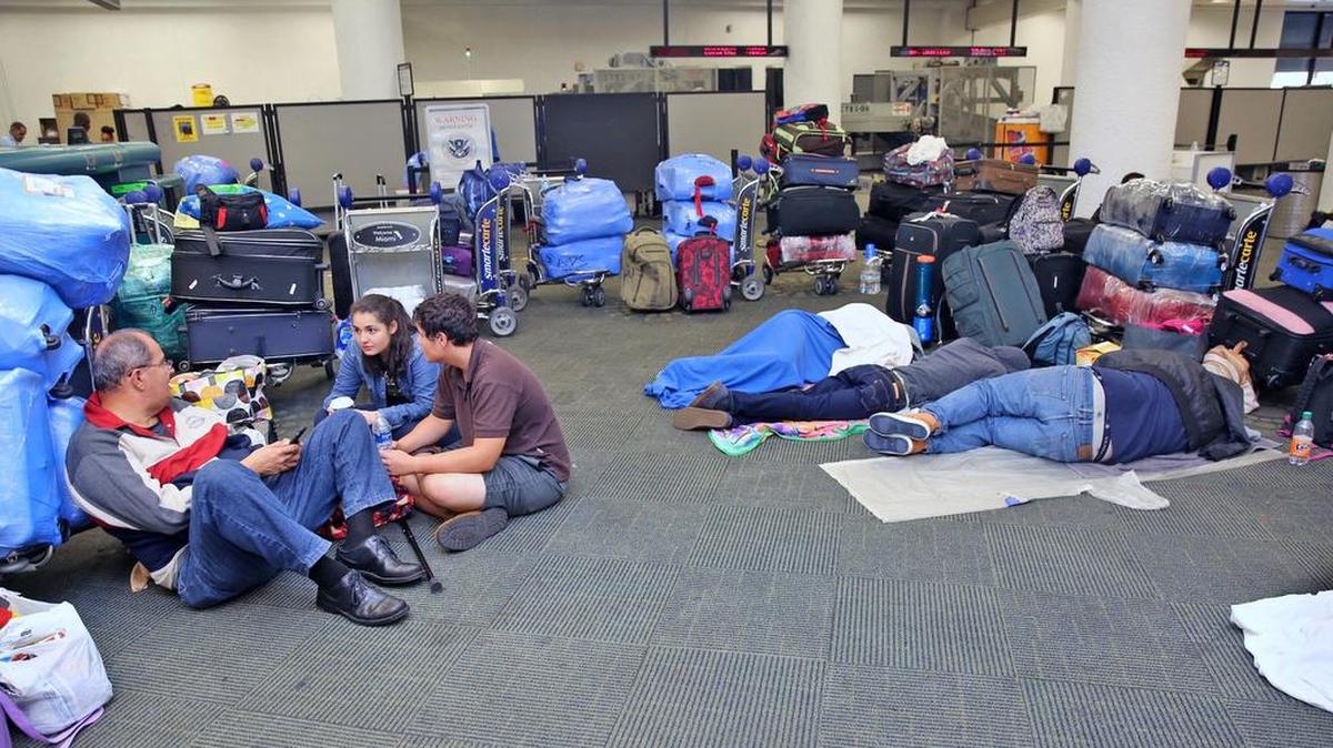 Pasajeros venezolanos molestos han tenido que dormir en el aeropuerto internacional de Miami luego que la aerolínea cancelaran vuelos a Caracas, el lunes 18 de septiembre de 2017.