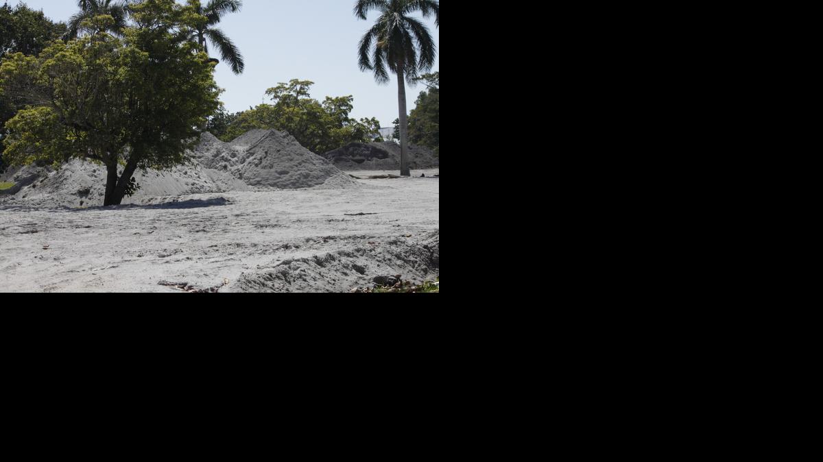 
La tierra almacenada en un viejo campo de golf de par 3 en Miami Beach dio positiva de altos niveles de arsénico y escombros de construcciones.
