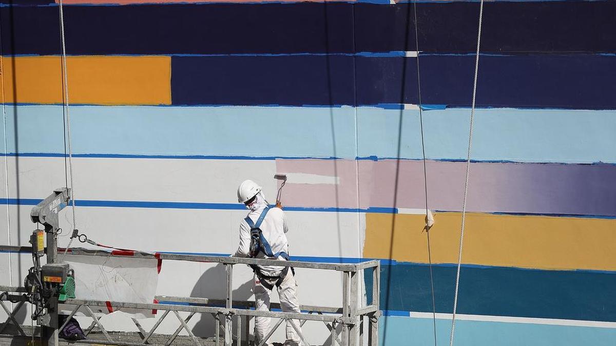 Dos empleados pintan un edificio en Miami, en una imagen del 10 de marzo de 2017. El índice de desempleo en el estado de Florida se redujo del 5% en febrero pasado al 4.8% en marzo, con 60,600 nuevos empleos creados en el sector privado durante el primer trimestre de 2017.