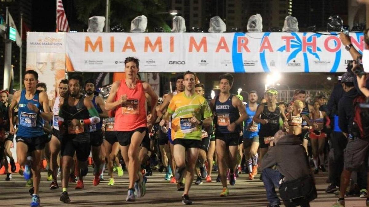 En esta foto de archivo del Maratón de Miami del 2017, los corredores de elite arrancan la carrera.