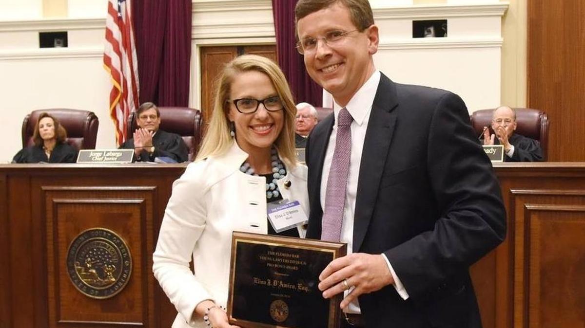 Elisa D’Amico y Gordon Glover, ex presidente de la división de Jóvenes Abogados de la Asociación de Abogados de Florida.