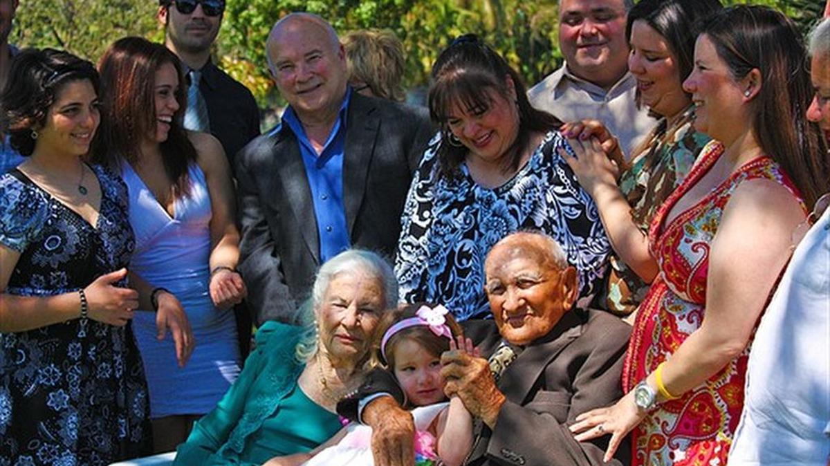 En el centro, entre las personas de pie, el activista Frank Calzón. Sentados, su madre Josefina y su padre José, junto a varios familiares durante su cumpleaños 99, en marzo del 2013.