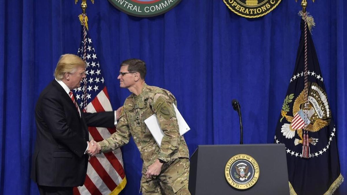 El presidente de EEUU, Donald Trump (izq.), saluda al comandante del CENTCOM, Joseph Votel, durante una visita a la base aérea MacDill, en Tampa.