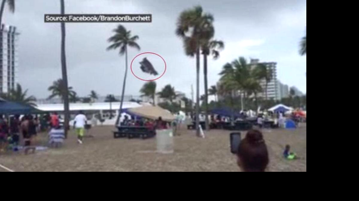 
El momento en que la tromba marina levanta el castillo inflable en la playa de Fort Lauderdale. 
