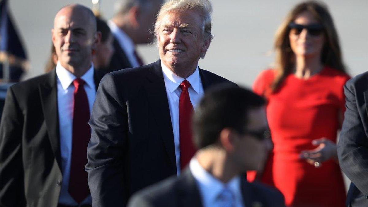 El Presidente Donald Trump camina a su vehículo después de llegar a Air Force One en el Aeropuerto Internacional de Palm Beach para una visita a su Mar-a-Lago Resort para el fin de semana el 3 de febrero de 2017 en Palm Beach, Florida. Presidente Donald Trump está en su primera visita a Palm Beach desde su inauguración.