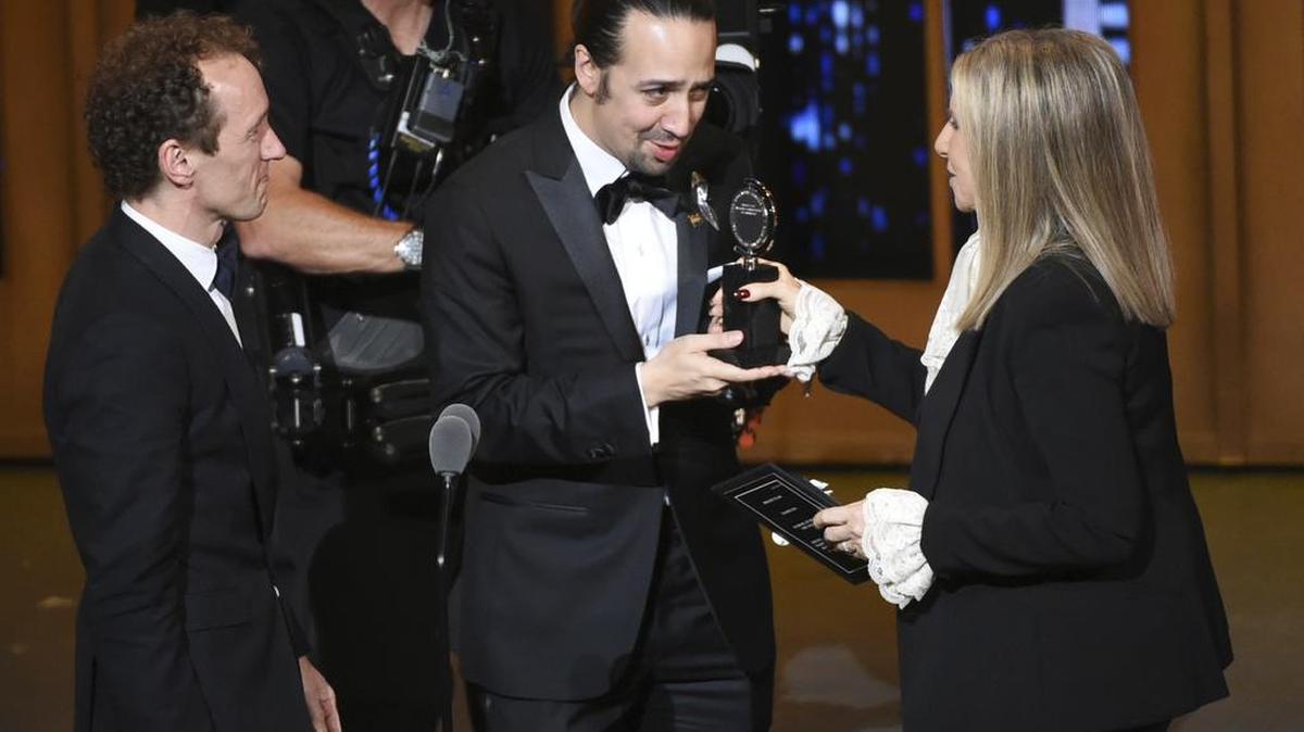 Barbra Streisand entrega el premio Tony al mejor musical al compositor, cantante y actor puertorriqueño Lin-Manuel Miranda de "Hamilton" el 12 de junio de 2016, en Nueva York.