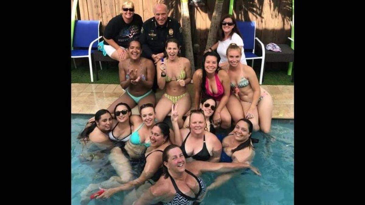 El jefe de policía de Coral Gables, Ed Hudak, está refutando una acusación anónima de que actuó de forma inapropiada durante una fiesta en una piscina a la que fue invitado en julio.