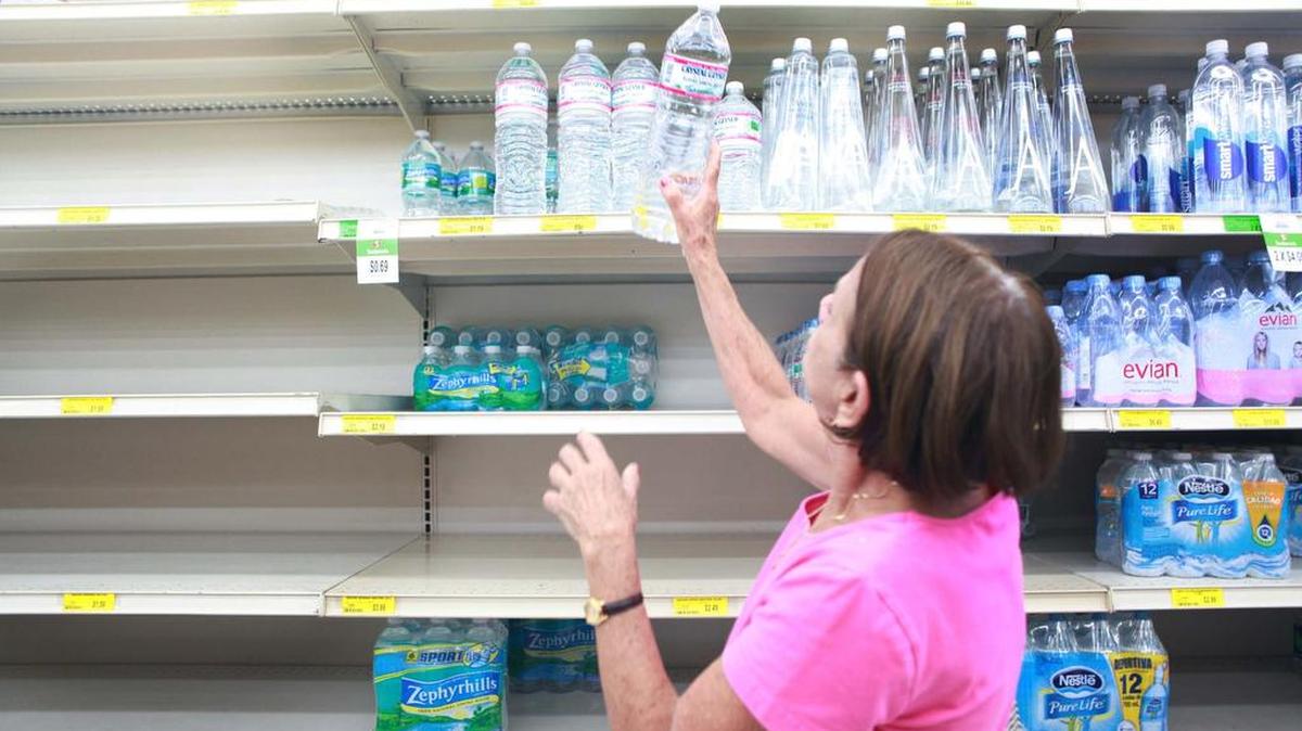 María Barcelo está entra las afortunadas que consiguieron agua ante la amenaza del huracán Matthew, en el supermercado Sedano del Granada Shopping Mall, 6875 West Flagler, Miami, el martes 4 de octubre de 2016.