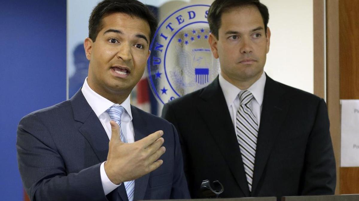 El representante Carlos Curbelo y el senador Marco Rubio en una conferencia de prensa por el zika el 3 de junio de 2016 en Doral.