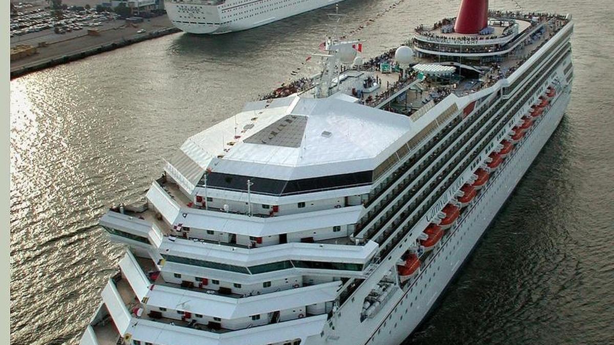 Dos miembros de la tripulación del Carnival Victory fueron detenidos por presuntamente intentar entrar cocaína al Puerto de Miami. Foto de archivo de octubre del 2000.