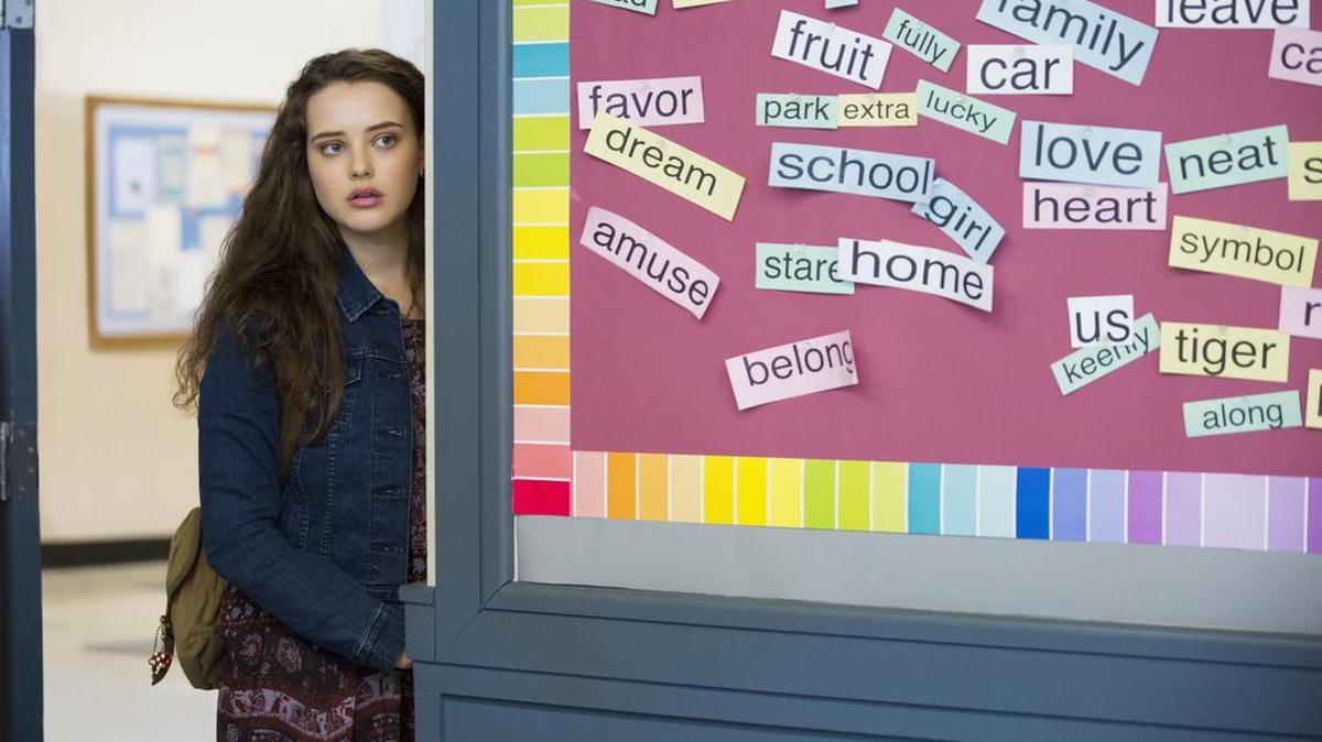 Katherine Langford en una escena de la serie ‘13 Reasons Why’ que trata sobre los adolescentes que cometen suicidio.