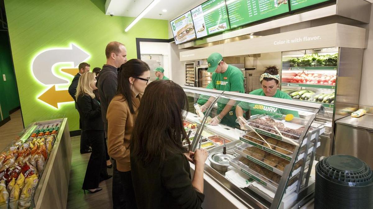 Los clientes que compren un sub y una bebida de 30 onzas el viernes 3 de noviemrbe, recibirán un sándwich gratis y Subway donará una comida a Feeding America.