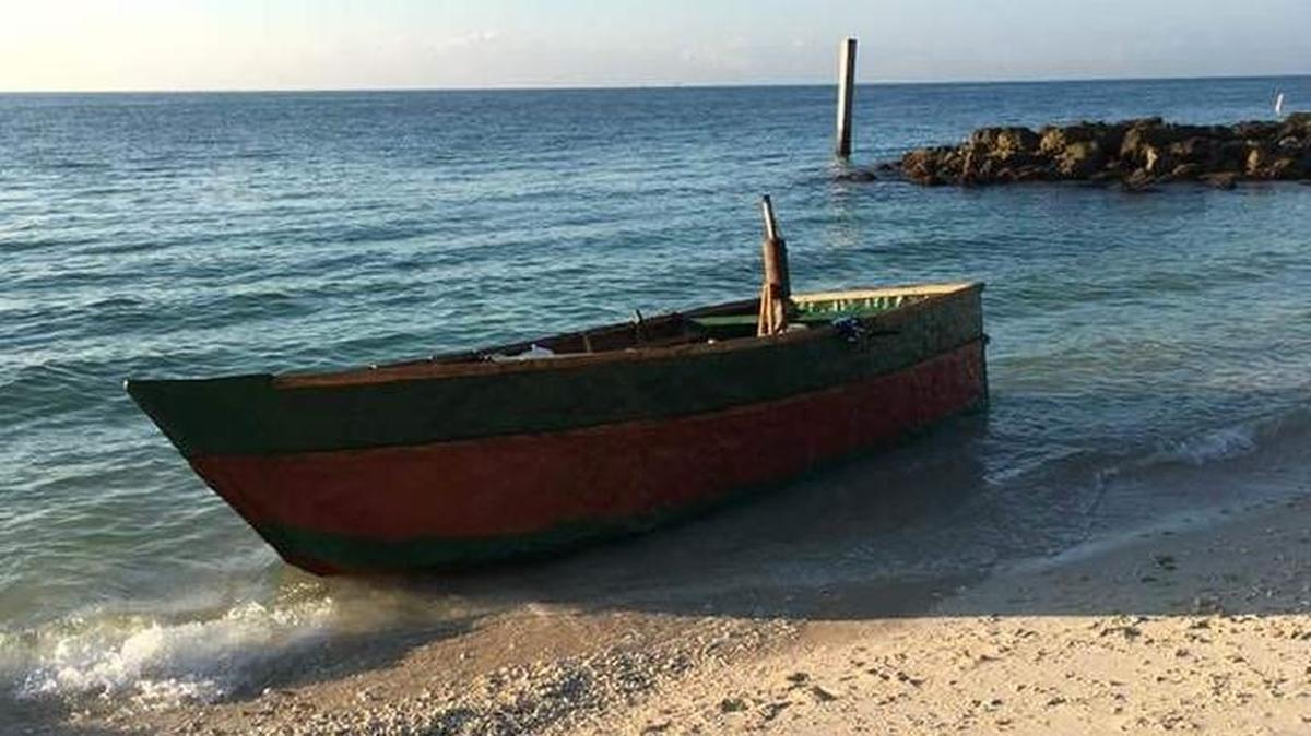 Siete cubanos, cinco hombre y dos mujeres, llegaron en esta embarcación al parque Fort Zachary Taylor Park en Key West.22.