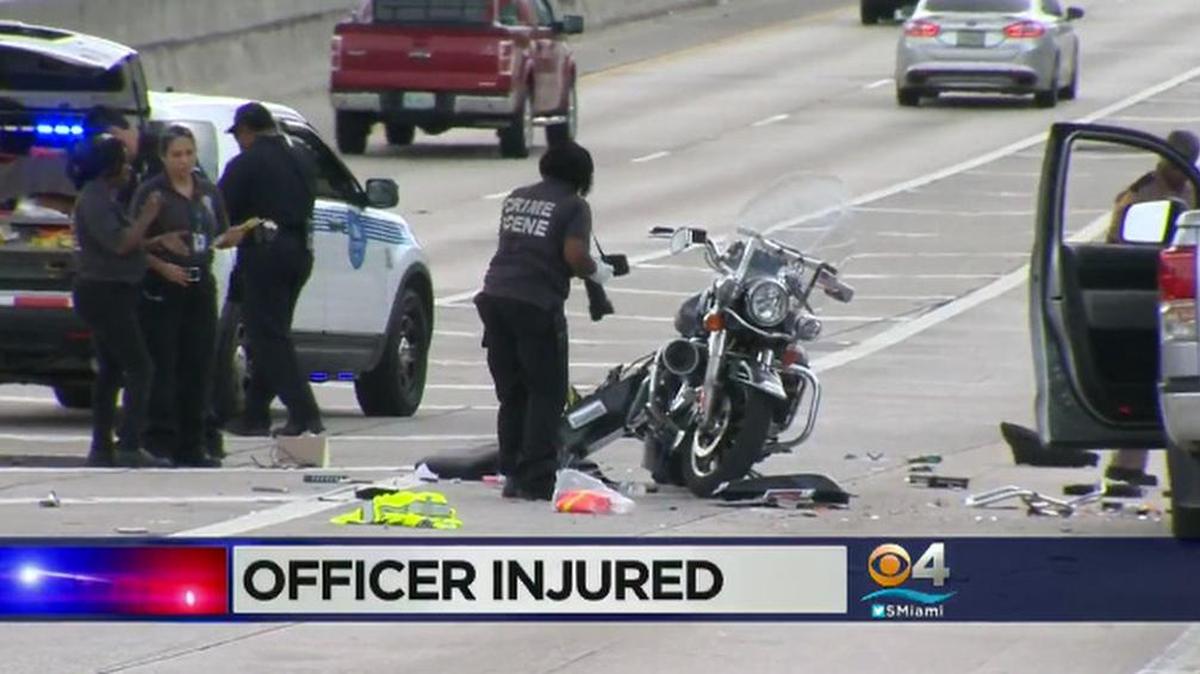 Un oficial de la policía motorizada fue atropellado por una camioneta pickup mientras dirigía el tráfico durante un procesión funeraria en la autopista I-95, reportó el canal CBS4 Miami.