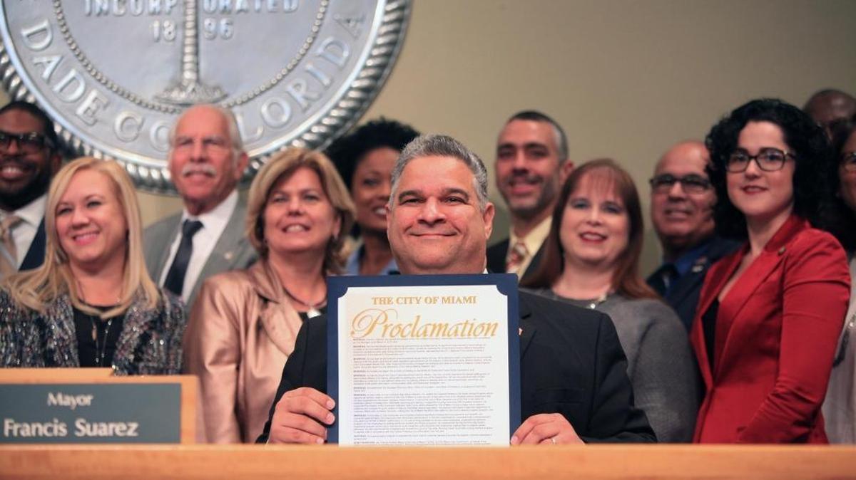 El administrador de la ciudad de Miami, Daniel J. Alfonso, recibe un reconocimiento durante la reunión de la comisión el 14 de diciembre del 2017.