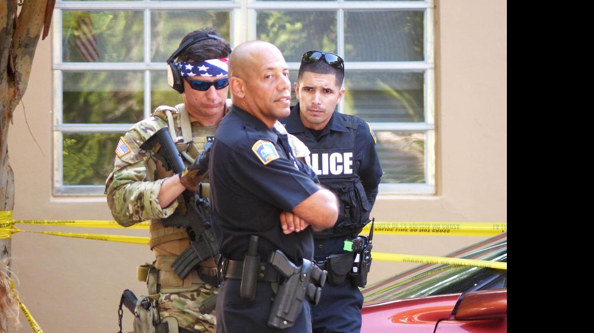
Oficiales de la policía investigan un tiroteo en la calle Salzedo en Coral Gables, donde un joven murió a causas de los disparos. De acuerdo con la policia los atacantes fueron dos sujetos. 
