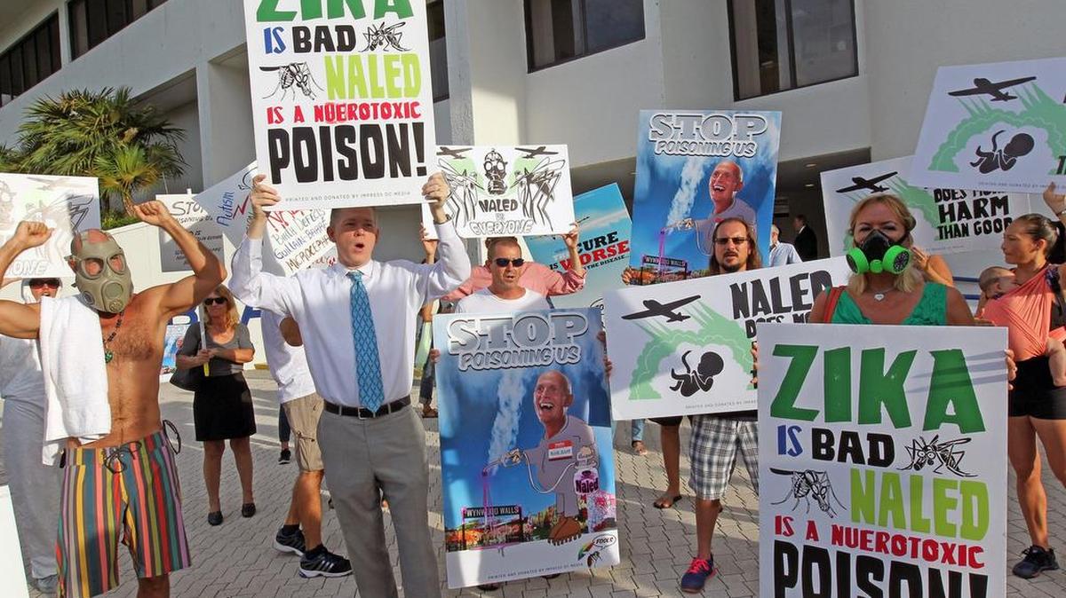 Cerca de 100 manifestantes protestaron el miércoles frente a la sede del gobierno de Miami Beach contra las fumigaciones al mosquito que transmite el virus de zika.