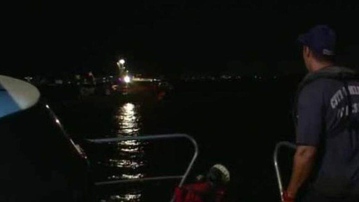 De acuerdo el departamento de Bomberos de Miami, dos amigos fueron a navegar en kayak sin chalecos salvavidas a la altura de la calle 115 en la Bahía de Biscayne el domingo por la noche.