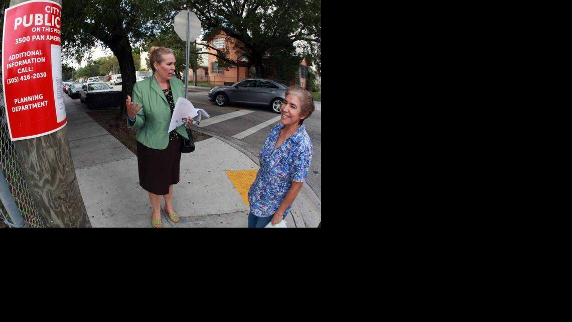<cutline_leadin>La activista</cutline_leadin> Marta Zayas, habla con la residente Samira Torrealba, sobre los cambios que está sufriendo La Pequeña Habana.