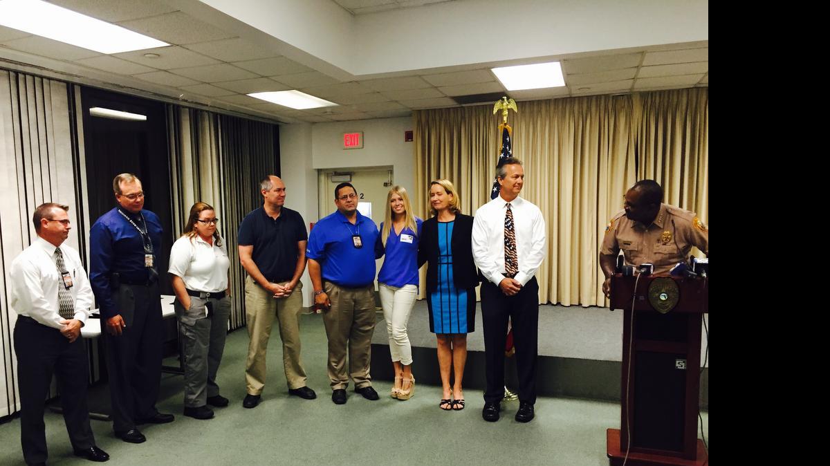 
El jefe de la policía de Miami Dade, JD Patterson, agradece a la representante de Mothers Against Drunk Driving, Sally Matson (3 der.), por el reconocimiento a los oficiales de esa agencia en la cruzada para prevenir que los choferes manejen ebrios. Al costado de la activista aparece Bree Ann Camacho, quien sobrevivió a un trágico accidente hace tres años en el que murió su hermana Kaely, de 13.
