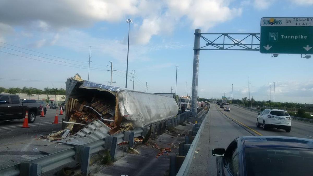 Un camión se volteó en la autopista 826 en dirección este, cerca de la salida a Golden Glades, en el norte de Miami-Dade.