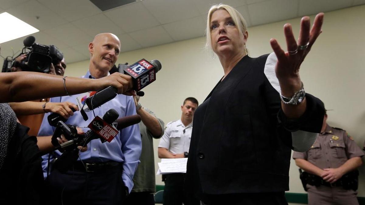 La procuradora general de Florida, Pam Bondi (der.) y el gobernador Rick Scott agradecen a las fuerzas del orden por su ayuda durante el paso de la tormenta Colin, el martes pasado.