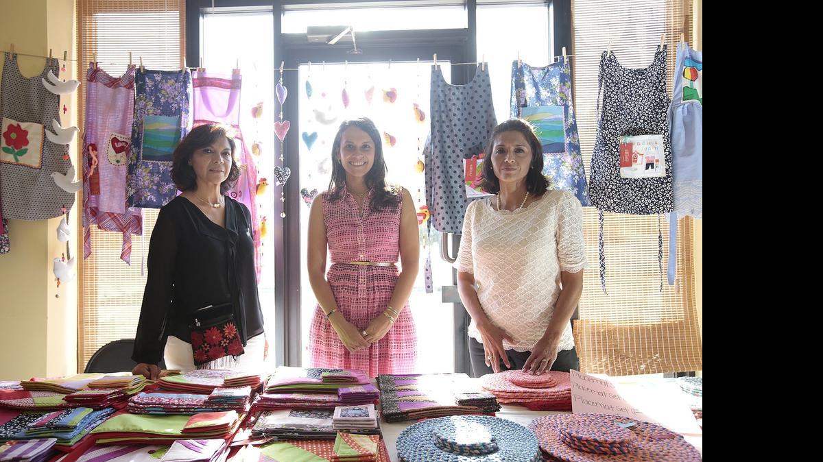 
De izq. a der.: Adriana Moreno-Zarate, Daniela Talero Moreno, Pilar Santos, de la Fundación JUNT@S, que ayuda a mujeres víctimas de la violencia y conflictos bélicos en Colombia, se reunieron en Coral Gables.
