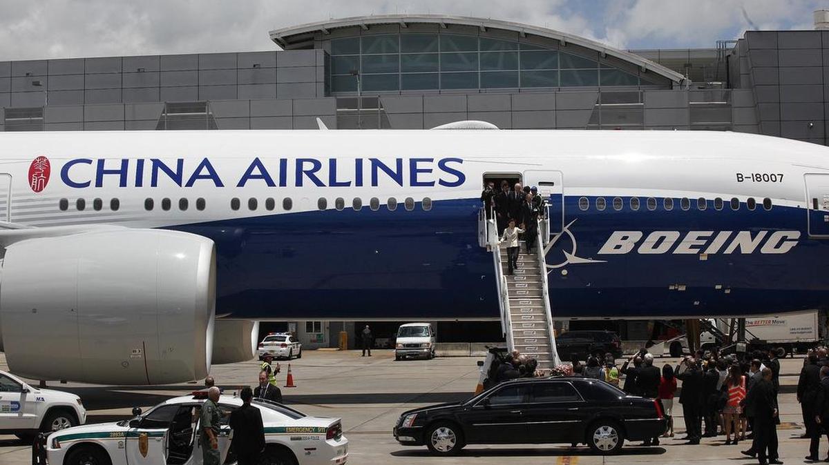 La nueva presidenta de Taiwán, Tsai Ing-wen, desciende del avión que realizó el primer vuelo comercial directo desde Asia al sur de Florida y aterrizó en el Aeropuerto Internacional de Miami poco después del mediodía el viernes, tras una travesía de 8,628 millas y 16 horas y media en el aire.
