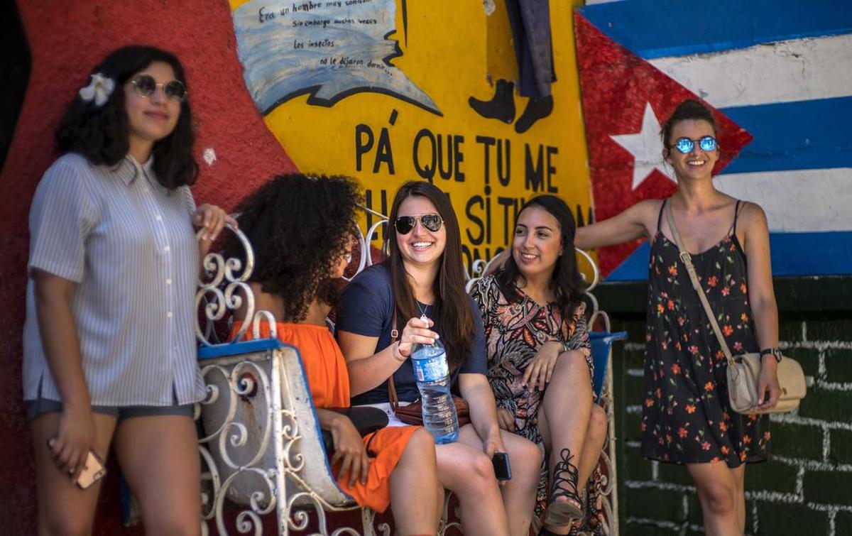La joven cubanoamericana Miranda Hernández, al centro, en una visita a La Habana con la Fundación CubaOne, el 12 de junio del 2016.