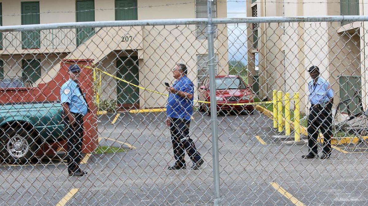 
Guardias de seguridad custodian el edificio localizado en el 207 West 65 Street en Hialeah, donde los cadáveres de una pareja fueron encontrados el miércoles en la mañana. 
