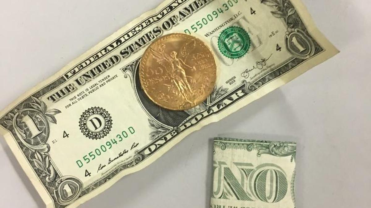 Una de las monedas de oro donadas este miércoles al Salvation Army