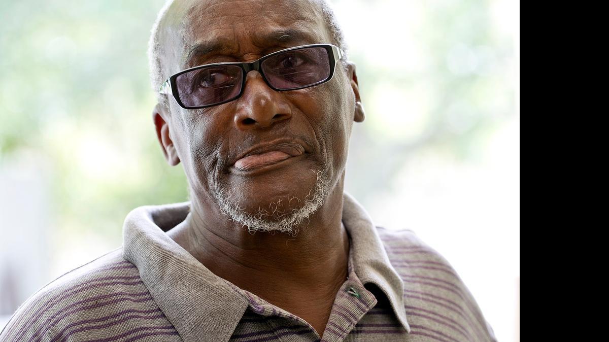 
Ralph Mitchell, de 68 años, habla sobre el fallecimiento de su amigo, a quien consideraba como familia, Lázaro Valdivia. Él fue uno de los que ayudó a pagar por el funeral para Valdivía.


