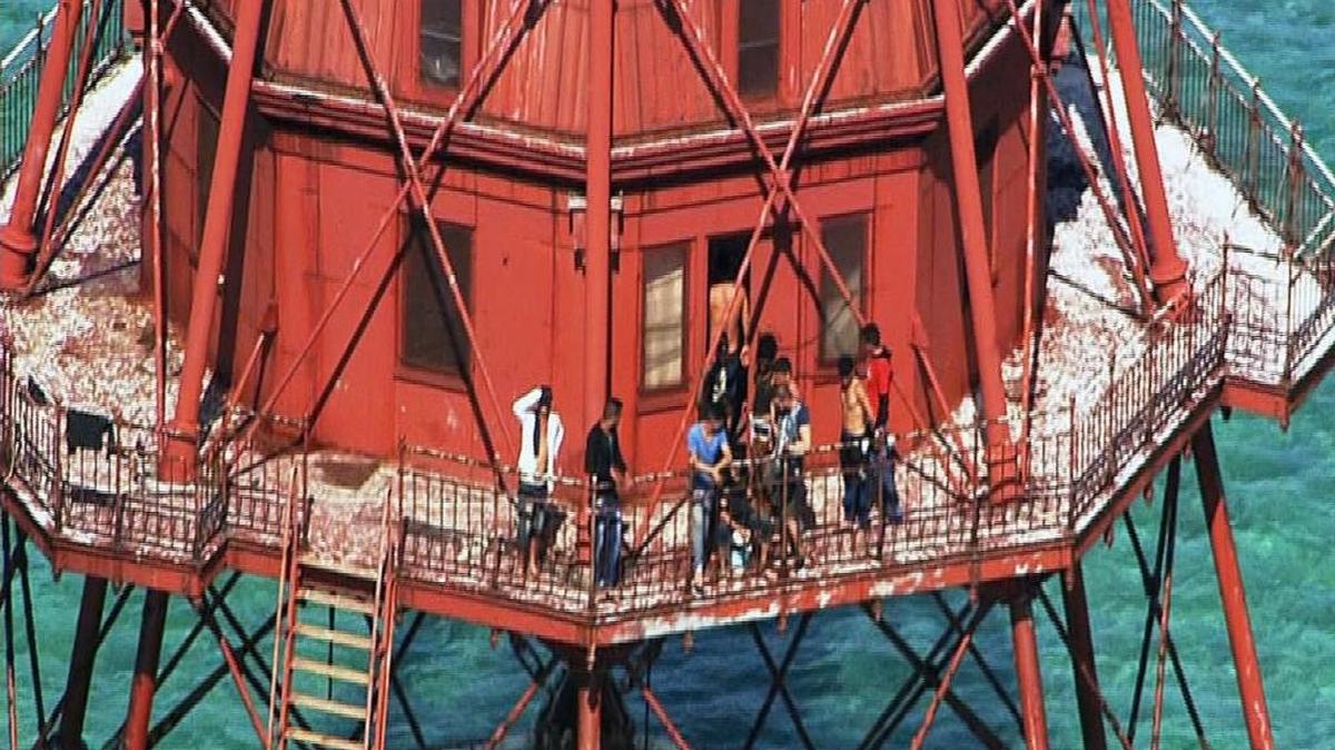 Un grupo de cubanos sobre el faro American Shoal Lighthouse frente a las costas de Sugarloaf Key, el 20 de mayo del 2016.