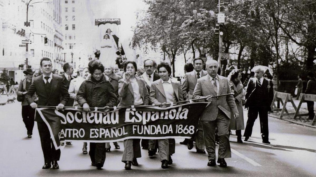 
Miembros de la Sociedad Benéfica Española marchan por las calles de Nueva York, en esta foto sin fechar. 
