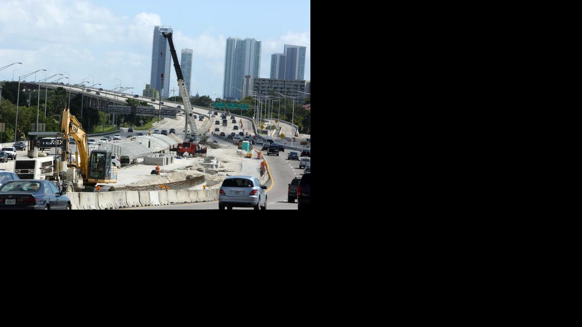 
Imagen de la autopista 836 a la altura de la 17 avenida, durante la instalación del nuevo sistema de peaje el pasado 12 de octubre.


