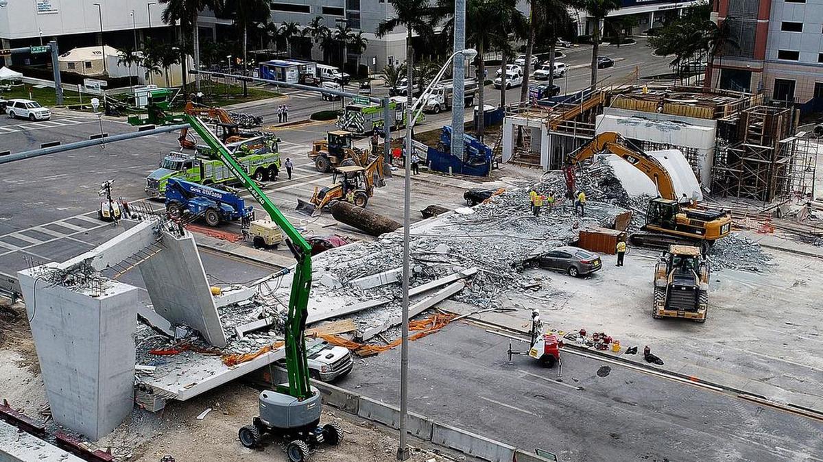 Las operaciones para sacar los carros atrapados debajo del puente de FIU, en Miami, continúan este sábado.