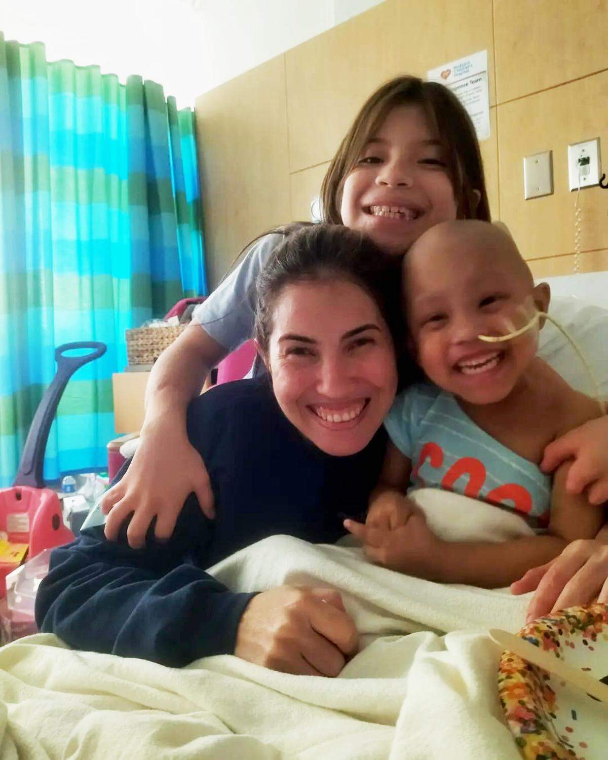 Mercedes Lobo, abajo a la izquierda, y Paulina, arriba, en el hospital dando apoyo a Salma.