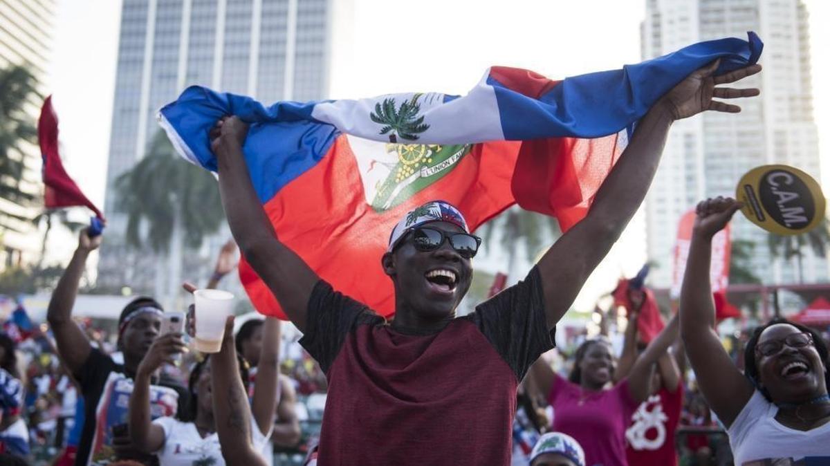 Seguidores y fanáticos de la música haitiana, como otros fans de la música caribeña, escuchan estaciones de radio ilegales donde encuentran música de sus países que no suelen transmitir las estaciones de radio establecidas.