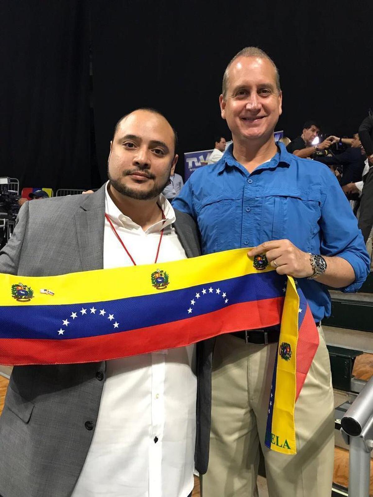 El congresista de la Florida, Mario Díaz Balart, acudió a un centro instalado en la ciudad de Miami para expresar su apoyo al pueblo venezolano.