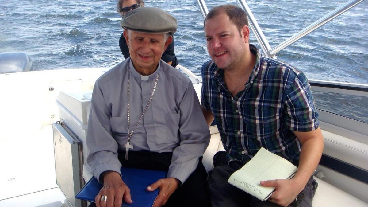 Daniel Shoer Roth en entrevista con Monseñor Agustín Román (izq.) durante la procesión marítima de la Virgen de la Caridad por la Bahía de Biscayne en 2011.