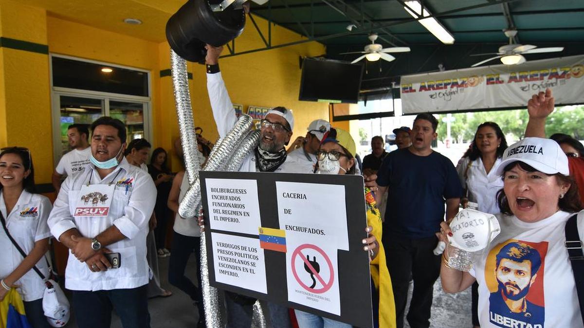 Un grupo de venezolanos grita consignas durante una protesta contra los llamados "boliburgueses" el sábado 14 de mayo de 2016, en Miami (EE.UU.). Decenas de venezolanos se manifestaron en Doral, ciudad aledaña a Miami para expresar su rechazo a los allegados al partido de Gobierno de Venezuela que se han trasladado al sur de Florida, en donde "viven en la impunidad".