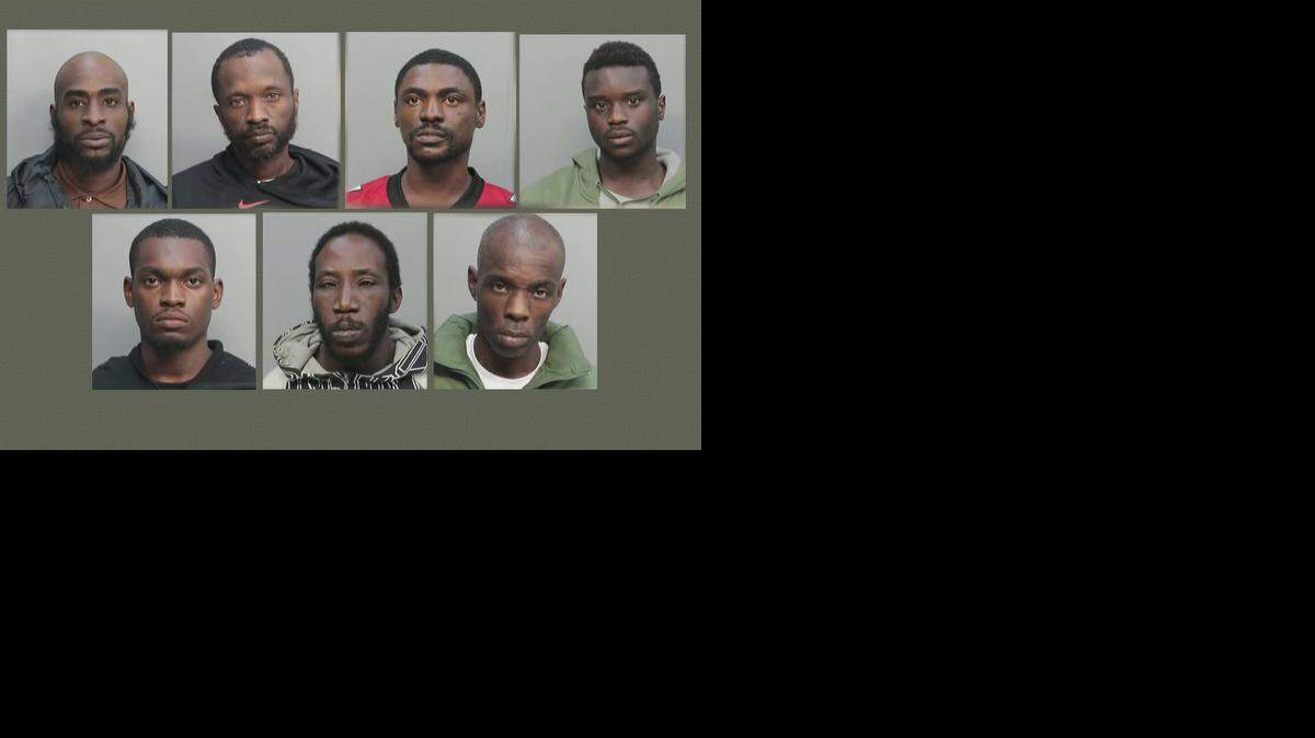 Los acusados de los delitos de “abuso sexual” son Derrick Powell, de 43 años y su hijo, Powell Jr., de 18 años. Los otros sospechosos son Craig Hill, Mark Evans, Branden Sands, Jerome Grace y Edward Cornelius, todos ellos detenidos.