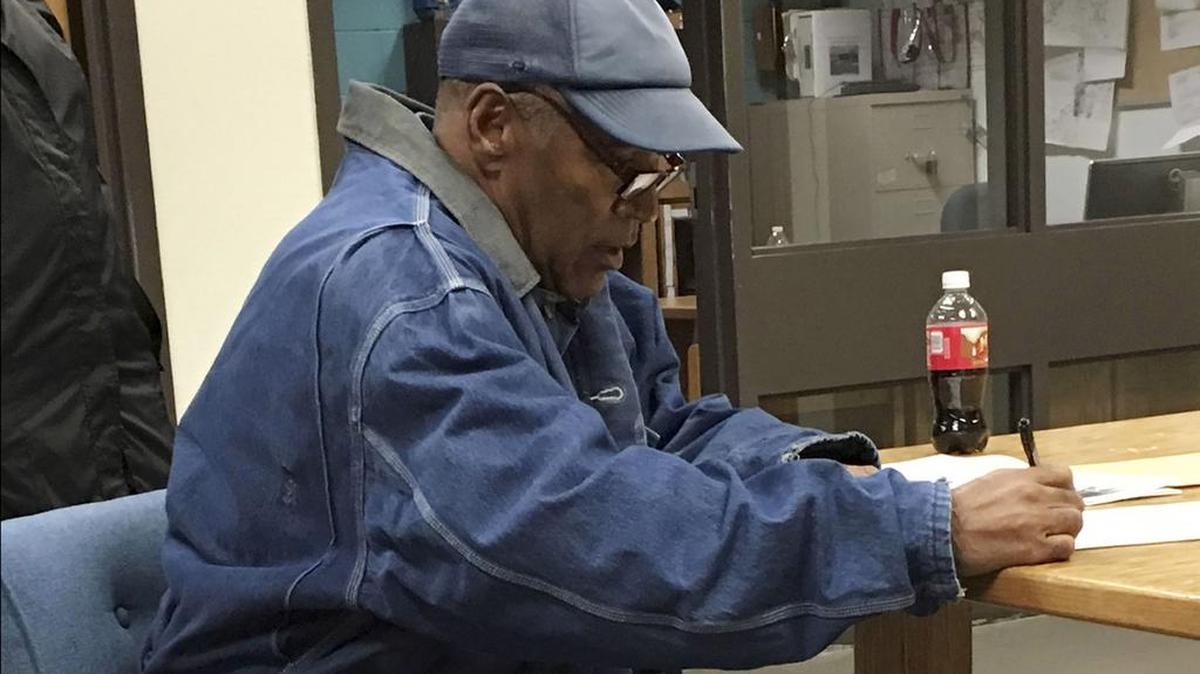 O.J. Simpson firma documentos en el momento previo de dejar el Centro de Correccional en Lovelock, Nevada, el domingo, en esta imagen publicada por el Departamento de Prisiones de Nevada.