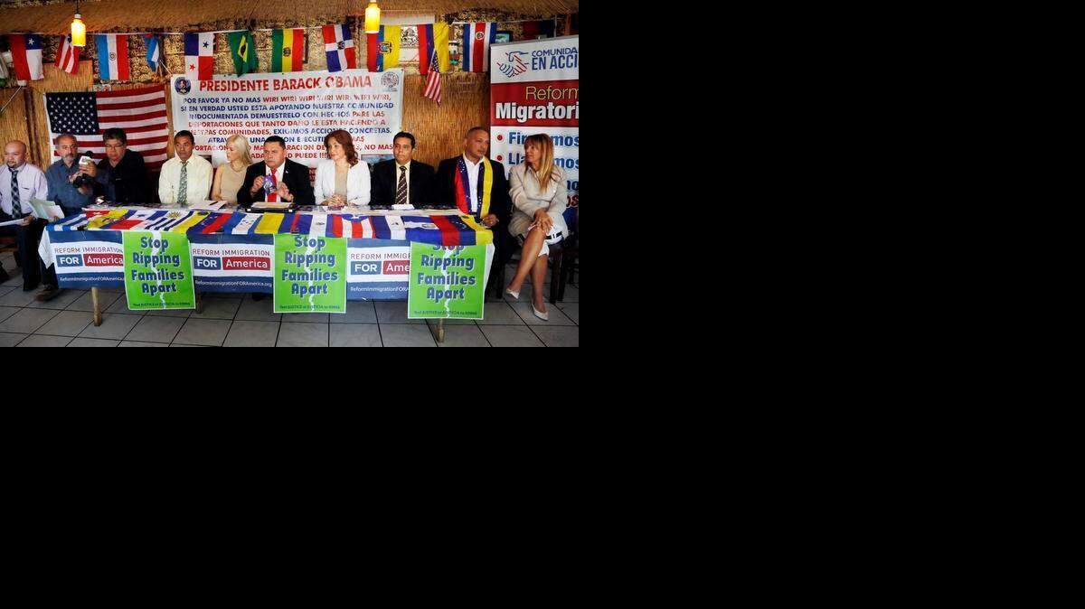 
Activistas que defienden los derechos de los inmigrantes sostienen una conferencia de prensa en el restaurante La Pupusa Factory de La Pequeña Habana.


