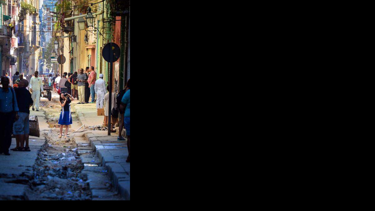
Una turista toma fotos en las calles de La Habana Vieja. 
