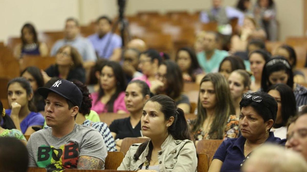 Ex estudiantes del Dade Medical College asisten a una reunión informativa con el representante José Javier Rodríguez, el jueves en la secundaria Shenandoah de Miami.